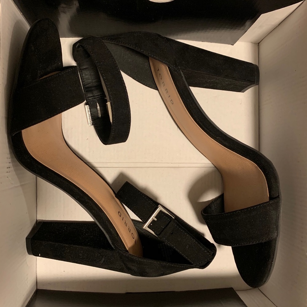 Women’s black 2 strap suede heels Size 11